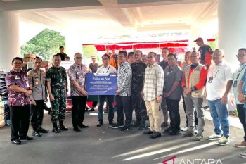 BI serahkan bantuan sosial  bencana erupsi Gunung Ruang