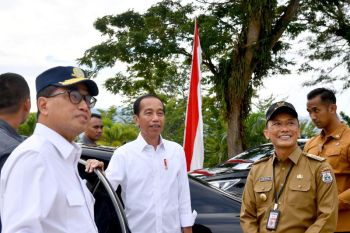 Presiden Jokowi meninjau pasar tumpah hingga RSUD di Mamasa Sulawesi Barat
