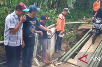 Jembatan Desa Keban Agung OKU Selatan rusak diterjang banjir