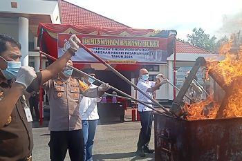 Kejati Pasaman Barat memusnahkan barang bukti 31 perkara pidana umum