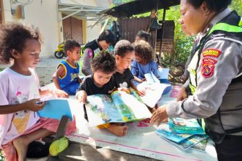 Lantas Polresta Jayapura Kota ajarkan anak-anak baca