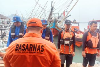 Tim SAR gabungan cari penumpang terjatuh dari KMP Reinna