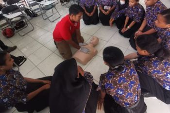 Public Safety Center 119 latih siswa SMK pertolongan pertama di jalan raya