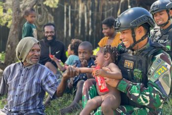 Prajurit Satgas Yonif 721/Mks pererat hubungan masyarakat Papua