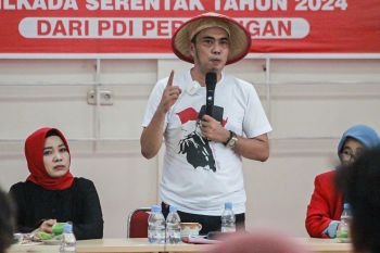 Rahmad M Arsyad didampingi kelompok petani saat kembalikan formulir di PDIP
