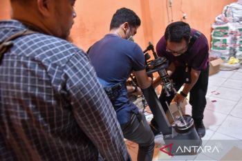 Penggeledahan Gudang Miras Oplosan di Medan