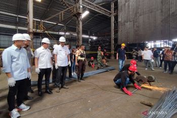 Mendag Zulkifli Hasan memusnahkan baja tulang tak sesuai SNI senilai Rp257 miliar