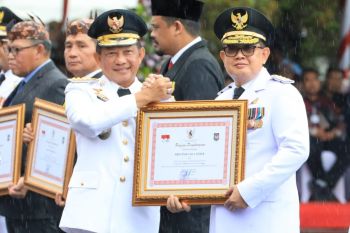 Pj Gubernur Jatim Adhy terima penghargaan dari Mendagri di Hari Otoda XXVIII