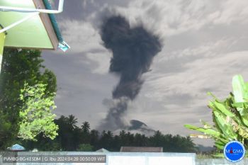 Gunung Ibu erupsi dan melontarkan abu vulkanik setinggi 3,5 kilometer