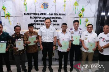 Menteri AHY serahkan sertipikat tanah wakaf dan aset di Sulteng