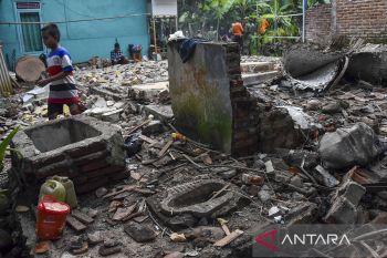 Rumah roboh terdampak gempa Garut