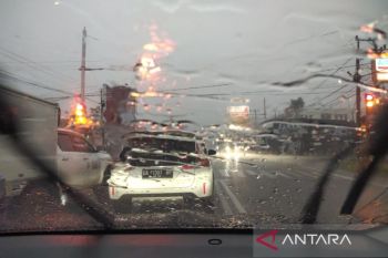 Tips berkendara aman dengan mobil listrik saat musim hujan