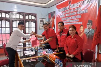 Sambangi PDIP, Kharisman daftar Bacalon Wali Kota Pekanbaru bareng komunitas vespa