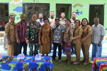 Satgas Pamtas RI-PNG perbaiki fasilitas belajar TK Awus di Keerom