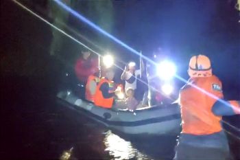 Menegangkan, evakuasi pasangan lansia korban banjir di Sampit dibayangi kemunculan buaya