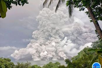 Gunung Ruang erupsi lagi, muntahkan abu vulkanik setinggi lima kilometer
