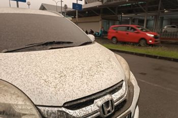 Bandara Sam Ratulangi Manado tertutup oleh debu vulkanik Gunung Ruang