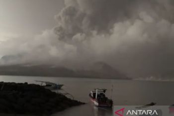 Pemkot Manado imbau warga gunakan masker hindari abu Gunung Ruang