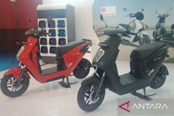 Pengunjung bisa tunggangi motor listrik Honda EM1 e: di PEVS 2024