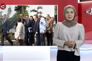 CEO Microsoft temui Jokowi hingga status awas Gunung Ruang usai erupsi