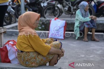 Presiden Jokowi bagikan sembako kepada warga Mataram