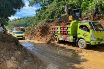BPBD: Material longsor menutup jalan Trans Sulawesi di Mamuju Tengah