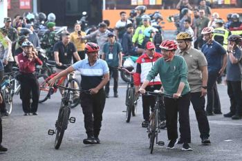 Mentan Amran dan Presiden Jokowi bersepeda sapa warga Mataram