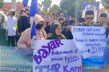 Ratusan buruh di Situbondo unjuk rasa tolak UMK terendah se-Jatim