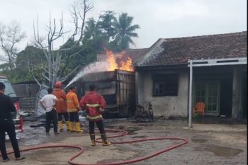 Polisi sedang selidiki kebakaran gudang BBM di Lampung Selatan