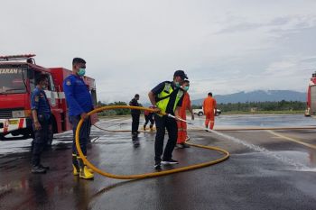AP I bersihkan abu vulkanik Gunung Ruang di Bandara Samrat Manado