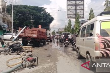 DLH Jayapura sedot sedimen drainase guna perlancar aktivitas warga