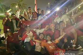 ibu-ibu hingga anak-anak padati kawasan Monas nobar Indonesia kontra Irak