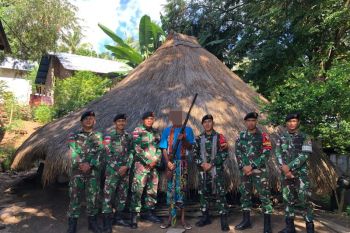 Warga perbatasan RI-RDTL kembali serahkan senjata ke TNI
