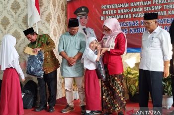 Siswa terdampak banjir Demak peroleh bantuan