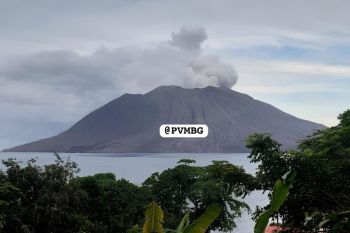 Asap putih kelabu membumbung tinggi dari kawah Gunung Ruang