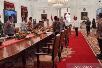 Jokowi pimpin rapat terbatas bahas relokasi korban erupsi Gunung Ruang, Sulut