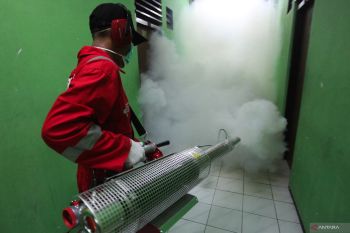 Pengasapan asrama haji di Surabaya