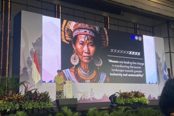 Menparekraf berikan contoh pemberdayaan perempuan dalam lembaga