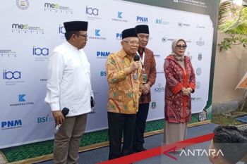 Tampak lebih muda kenakan batik motif Tanara, kelakar Wapres