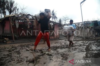 Foto - Warga korban erupsi Gunung Ruang selamatkan barang berharga