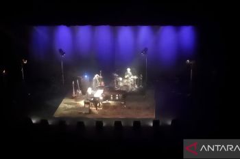 Diana Krall buka konser dengan "Almost Like Being in Love"