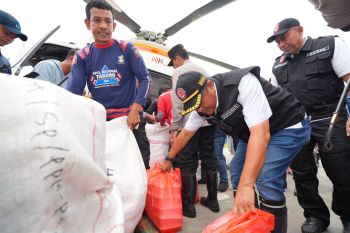 Warga terisolir akibat banjir di Kecamatan Latimojong terima bantuan