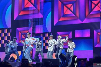 Xiumin buka dengan lagu "Brand New"