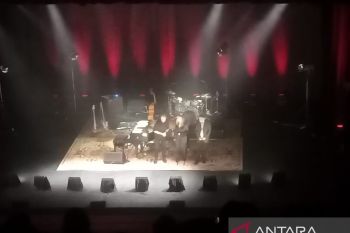 Konser Diana Krall ditutup dengan lagu "Almost Blue"
