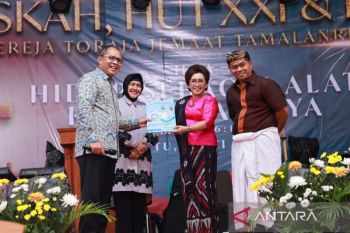 Wali Kota Makassar menyerahkan IMB Sinode Gereja Toraja