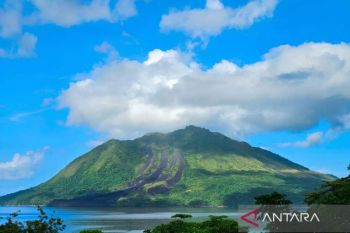 Pos PGA ajak warga jauhi radius lima kilometer dari kawah Gunung Ruang Sitaro