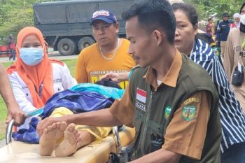 Nakes Sulsel terjang titik terisolasi Latimojong layani korban banjir Luwu