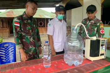 Satgas Pamtas RI-PNG bantu buat penyaringan air bersih di Keerom
