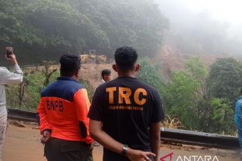 Jalan nasional di Sitinjau Lauik putus tertutup longsor