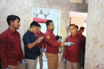 Polisi olah TKP kasus pembunuhan lelaki penyuka sesama jenis